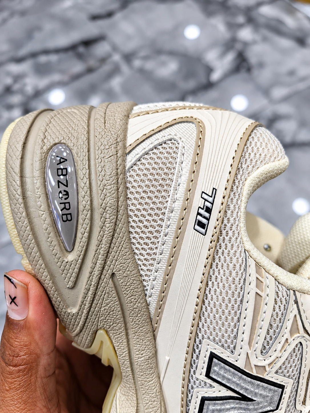 New Balance 740 Beige DAMA